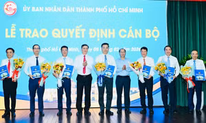 Lãnh đạo TPHCM tặng hoa chúc mừng ông Nguyễn Văn Dũng trúng cử Phó Chủ tịch HĐND TPHCM, ông Phạm Văn Nghì giữ chức Ủy viên UBND TPHCM. Ảnh: Ngô Tùng