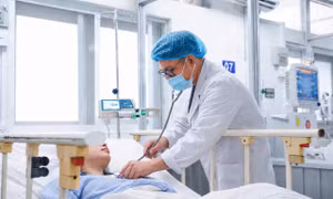 Vừa sinh con, cô gái trẻ hôn mê sâu vì sốt xuất huyết 