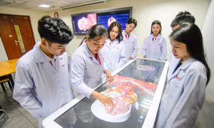'Chen chân' khám sức khỏe miễn phí ngày cuối tuần ở TPHCM