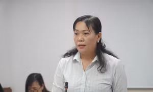 Bà Nguyễn Thị Hạnh, Phó chủ tịch UBND xã Hiệp Phước (TPHCM) thông tin tại buổi họp báo. Ảnh: Anh Nhàn