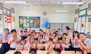 Học sinh nhận lì xì trong ngày đầu quay trở lại trường
