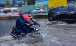 Mưa lớn kéo dài, Cấp cứu 115 TPHCM 'cháy máy'