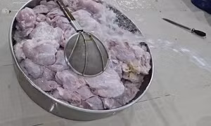 Hình ảnh phản ánh Sago Food dùng thịt nghi hết hạn chế biến bữa ăn cho học sinh. Ảnh: Báo Dân Việt