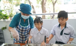 Theo bà Nguyễn Thị Minh Nguyệt, Hiệu trưởng Trường Tiểu học Hiệp Tân, sau sáp nhập, quy mô trường lớn hơn, lại có hai điểm trường nên phương án tổ chức bếp ăn cũng được điều chỉnh. Thay vì tự thực hiện các khâu từ mua thực phẩm đến chế biến như trước, trường thuê một đơn vị bên ngoài đảm nhận hoạt động bếp.