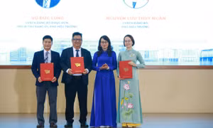 Trao quyết định công tác cán bộ cho 25 nhân sự chủ chốt Đại học Quốc gia TPHCM