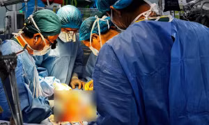 Vỡ tinh hoàn sau khi bị đá trúng vùng kín