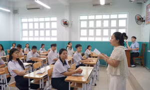 Thí sinh tại điểm thi THCS Võ Trường Toản (phường Sài Gòn)