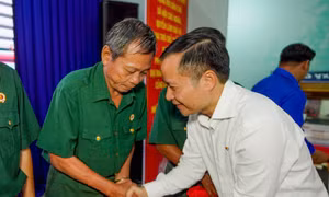 Báo Tiền Phong và Vietcombank trao nhà tình nghĩa cho cựu chiến binh