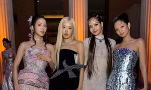 Kỷ niệm 10 năm BLACKPINK: Fan muốn sự kiện tái hợp, YG bán đôi đũa cái thìa gần 600K