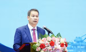 Chủ tịch UBND thành phố Nguyễn Mạnh Hùng trao Quyết định chấp thuận chủ trương đầu tư đối với các khu chức năng thuộc Khu Thương mại tự do Đà Nẵng (Ảnh: Mai Quang)