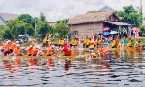 Sôi nổi màn đua ghe ngo mini của 13 đội nam nữ