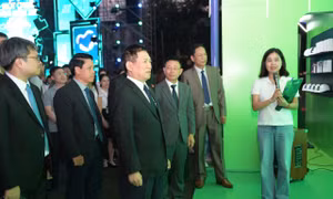 Sinh viên mang tinh thần 'tự hào Việt Nam' đến Ngày Thẻ Việt Nam 2025