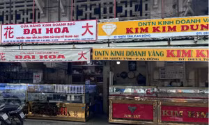 Cảnh khác lạ khi giá vàng giảm không ngừng