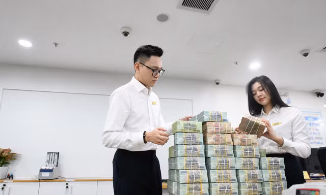 Thấy gì về biến động lãi suất ngân hàng?