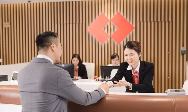 Thấy gì về thương vụ tăng vốn trăm nghìn tỷ của các ngân hàng? 