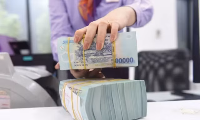 Vì sao tiền gửi cá nhân 'bỏ xa' doanh nghiệp?