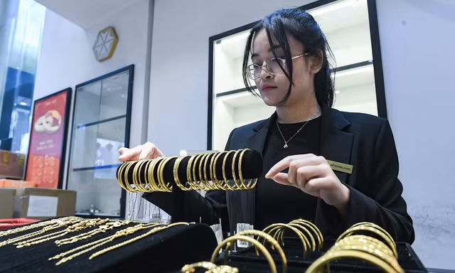 Giá vàng biến động, càng mua càng lỗ