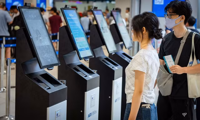 Khách đi máy bay xác thực sinh trắc học 10 giây tại Nội Bài 