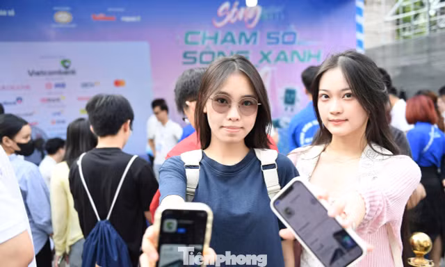 Sóng Festival 2026: Người Hà Nội đổ về phố Trần Nhân Tông nhận 'mưa' quà tặng