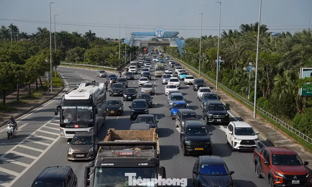 Giao thông cầu Nhật Tân trước và sau khi tạm dỡ biển khoảng cách