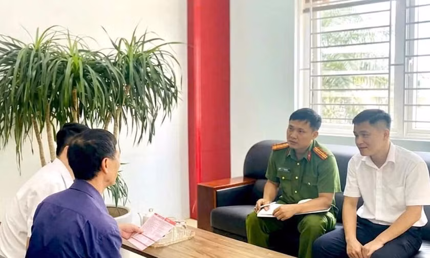  Nhân viên ngân hàng báo công an khi khách rút 1,5 tỷ đồng 