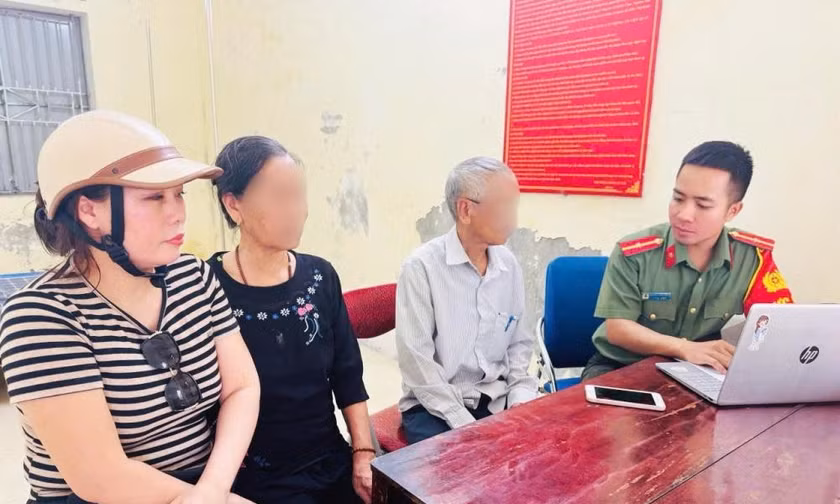 Vợ chồng cụ ông mang 5 chỉ vàng đi bán, chủ tiệm chở thẳng đến trụ sở công an