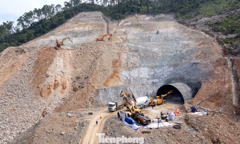 Cận cảnh thi công hầm xuyên núi trên cao tốc kết nối với Lào