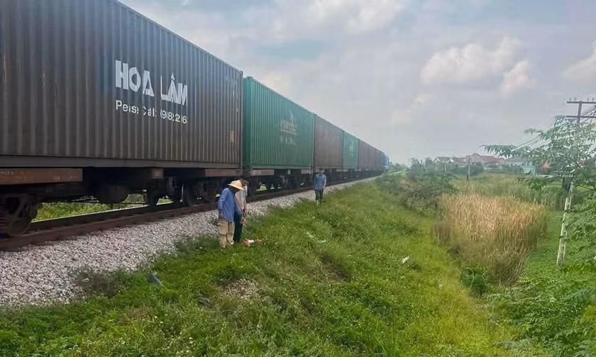 Chạy xe máy băng qua đường sắt, người phụ nữ bị tàu tông tử vong