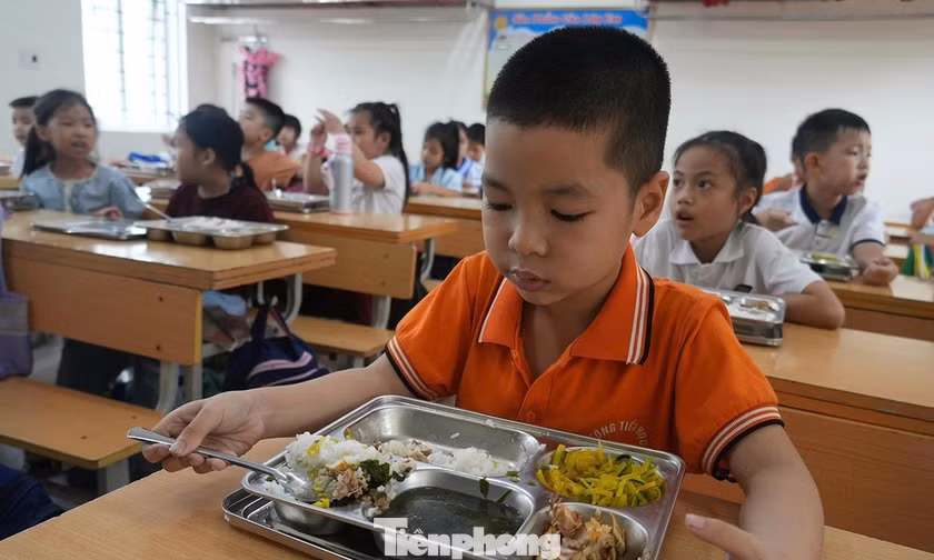 Nghệ An 'siết' bữa ăn bán trú, sao vẫn có chuyện 'khay nhiều, khay ít' ở trường học