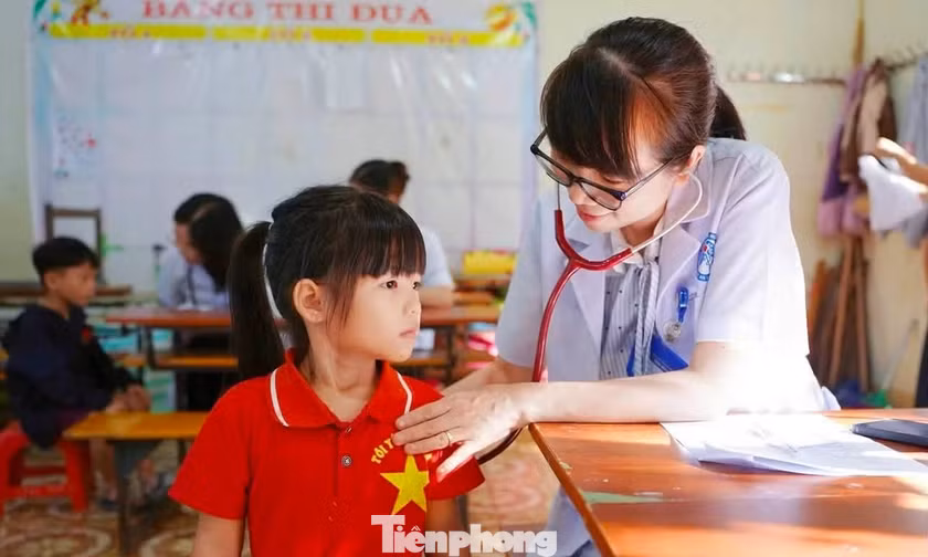 Đoàn viên, thầy thuốc trẻ chung tay chăm sóc sức khỏe học sinh xã biên giới
