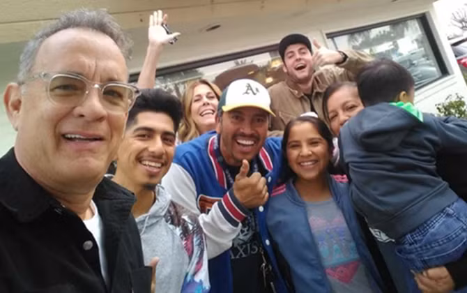Đây là lý do mà ai cũng yêu Tom Hanks, dù có thích phim của ông hay không!