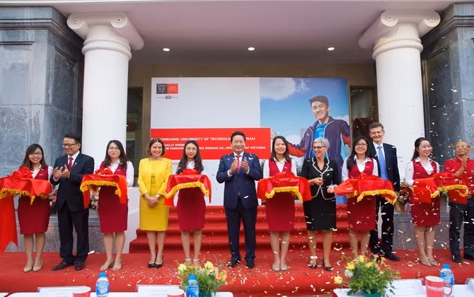 Thống đốc bang Victoria (Úc) cắt băng khánh thành khu học xá đầu tiên của Swinburne (Việt Nam)