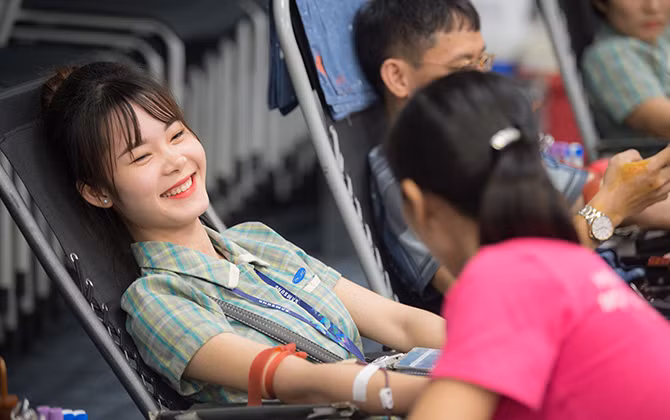Hàng ngàn công nhân hiến máu tình nguyện