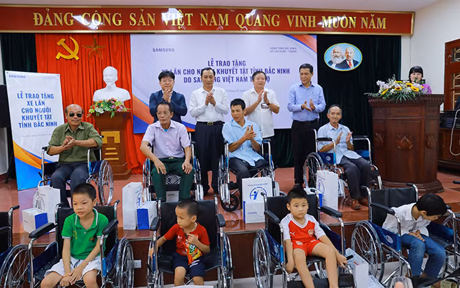 Trao tặng hơn 200 xe lăn cho người khuyết tật