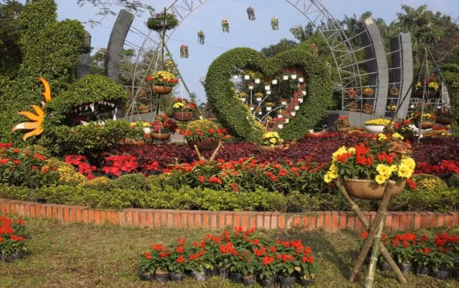 TP Vinh: Người dân nô nức đổ ra cung đường hoa 2,5 tỷ