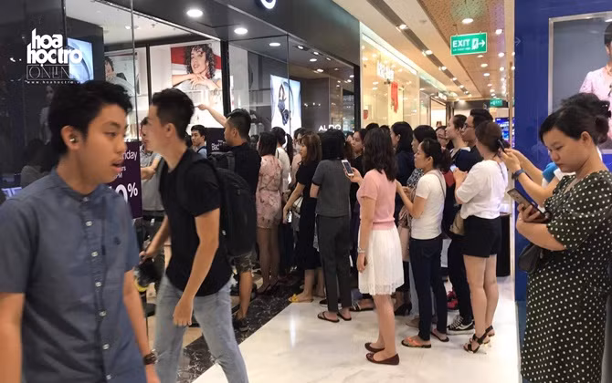 TP.HCM: Đường phố tắc nghẽn, TTTM đông nghịt người "săn sale" Black Friday
