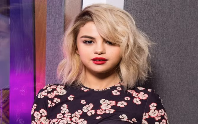Các fan thở phào khi thấy Selena Gomez vui vẻ đi trượt tuyết cùng bạn bè