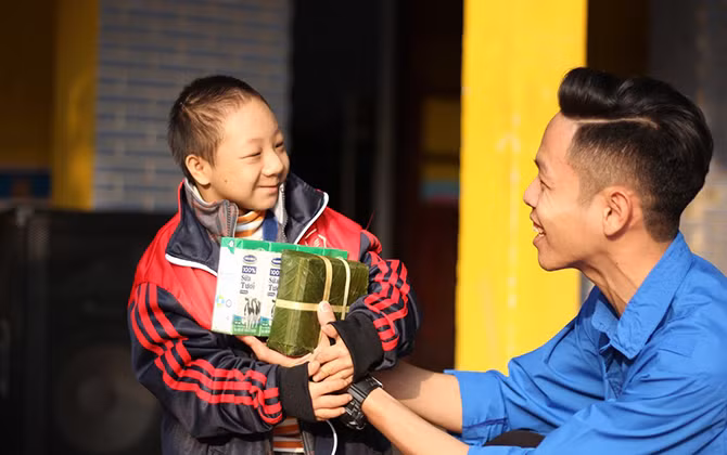 Sinh viên HV Ngân hàng mang Tết ấm đến với những hoàn cảnh khó khăn