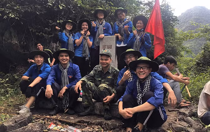 Những thầy thuốc trẻ khoác áo xanh tình nguyện