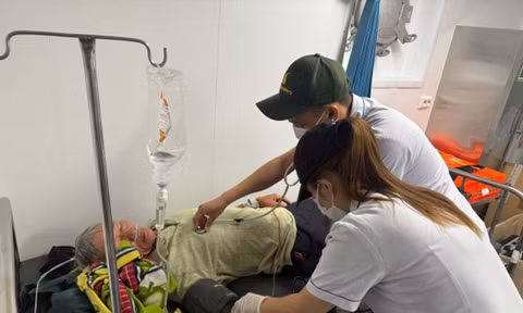 Đưa hai bệnh nhân nguy kịch trên đảo Cù Lao Chàm bị cô lập vào bờ 