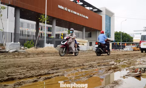  Phụ huynh kêu trời vì phải lội bùn mỗi khi đưa đón con