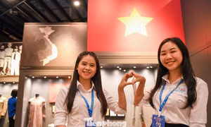 Đại biểu Đại hội Đoàn XIII xúc động khi tham quan Bảo tàng Lịch sử Quân sự Việt Nam