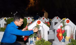 Hàng nghìn ngọn nến thắp sáng Nghĩa trang Hàm Rồng trong ngày tri ân người có công