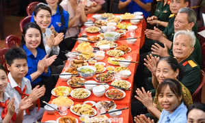 Người trẻ vào bếp nấu cơm tri ân, nghe cựu chiến binh kể chuyện chiến trường