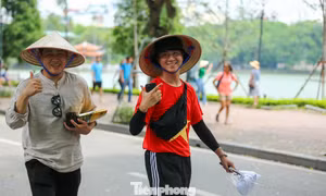 'Tôi thích cảm giác ngồi ở quán nhỏ, ngắm dòng người qua lại và đi dạo khi Hà Nội về đêm'