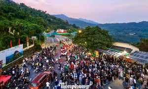 Đông nghịt khách đổ về Ba Vì săn mây từ mờ sáng