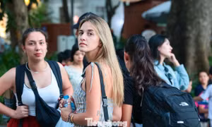 Hàng nghìn người 'xí chỗ' quanh Hồ Gươm chờ xem pháo hoa mừng Quốc khánh