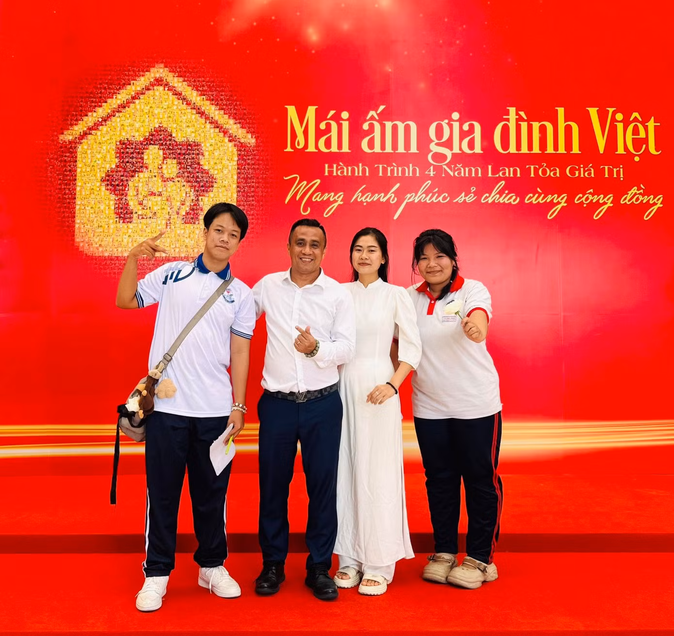ong-tran-dinh-tai-pho-tong-giam-doc-tap-doan-hoa-sen-chup-anh-cung-cac-nhan-vat-tung-tham-gia-chuong-trinh-mai-am-gia-dinh-viet.jpg