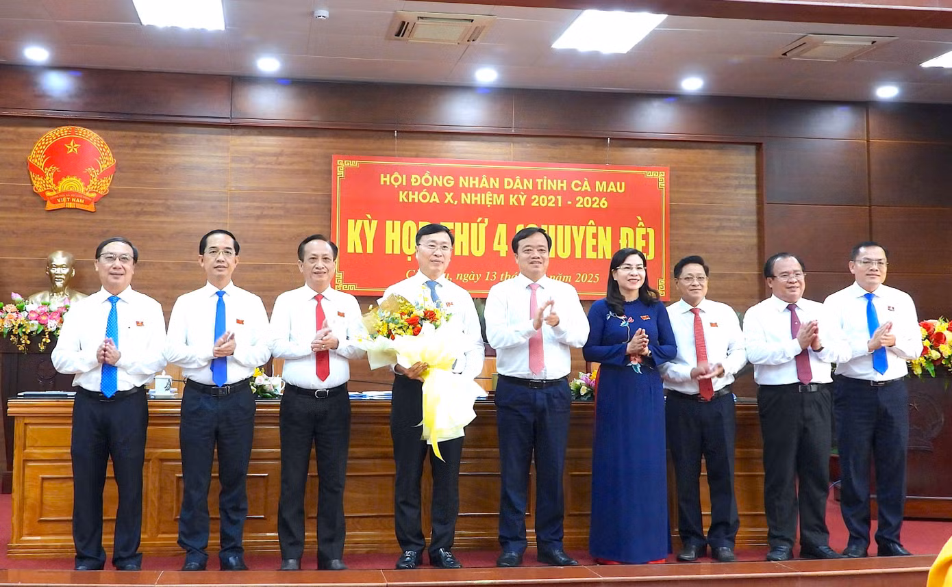 2-lanh-dao-tinh-uy-hdnd-ubnd-tinh-ca-mau-chuc-mung-ong-tri.jpg