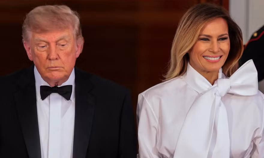 Ẩn ý trang phục của bà Melania khi tiếp đón Chủ tịch Tập Cận Bình và phu nhân
